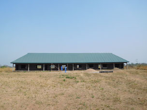 Schulhaus Rohbau mit neuem Dach