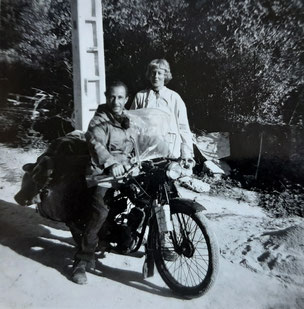 Max en Christine met de motor in Frankrijk 50 er jaren