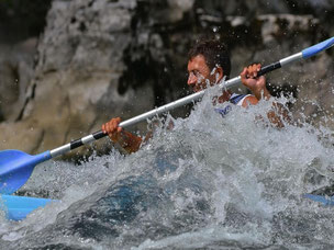 Une journée de plaisirs en canoe kayac et de jeu avec l'eau dans les Gorges de l'Ardeche.