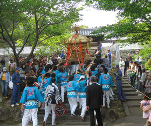 大阪茨木阿為神社例祭。大念寺門前にて