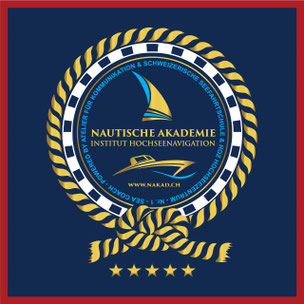 Logo der NAUTISCHEN AKADEMIE SCHWEIZ™ mit gold-blauer Kordel und Segel – Symbol für Wissen, Navigation und Leadership.