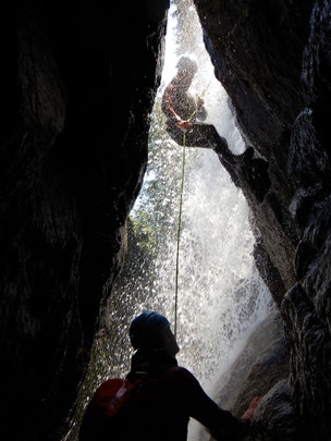 wasserfall abseilen aktiv canyoning extreme natur Schlucht