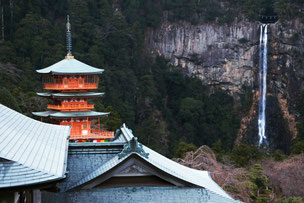 青岸渡寺より那智の大滝を望む