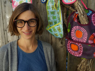 Portrait of the owner Jovanka Ruoss with bibs in the background