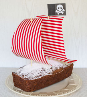 Kindergeburtstag Ideen: Kindergeburtstag Pirat, Kuchen für kleine Piraten mit Segeln aus Geschenkpapier, einfach selbst gemacht, Kinderparty