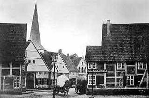 Rechts Gasthof C. H. Stock am Rathausplatz.