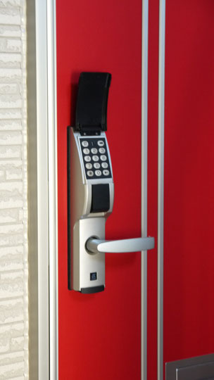 玄関ドアのデジタルテンキー付きドアロック