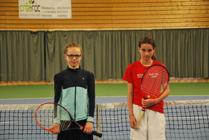 Finalistes 11/12 ans filles : A gauche Alona TRECAN (Landerneau) gagnante, à droite Chloée KAIGRE (Le Relecq)