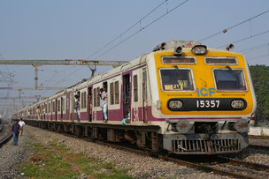 黄色と緑のツートンカラーの電車に加えて、コルカタやムンバイでよく見かける派手な塗装の車両も少しだけ走っていた。
