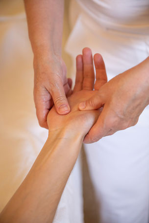 Wohltuende Massage der Hände