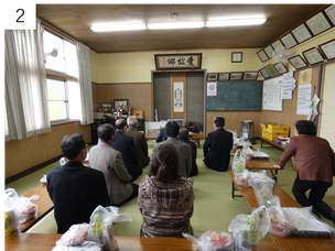 一関市滝沢　公民館で「三峰神社」掛け軸に参拝する様子