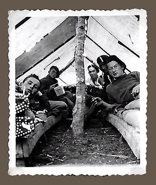 Repos au baraquement au chantier de coupe "de l'Oreille" aux Plans d'Hotonnes, mis en place par le camp de La Bâtonnière © André et Bernard Maclet