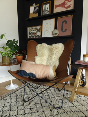 Warm en zacht schapenbontje en mooi kussen erin voor eigentijdse styling anno 2019
