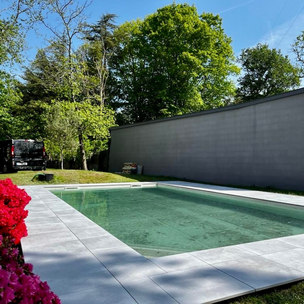 Carrelage pour piscine extérieur. Carrelage autour de la piscine antidérapant et facile d'entretien comme des margelles ou du travertin extérieur. Entourage de piscine design et tendance sécurisé pour les enfants en grand format ou imitation parquet extér