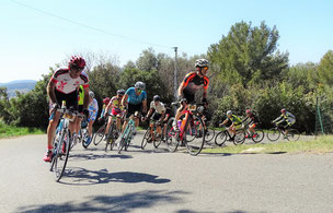 J'emmène le groupe dans la montée vers le village de Castellet