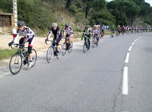 Le peloton, digne d'une course, roule vers Plan-de-Latour