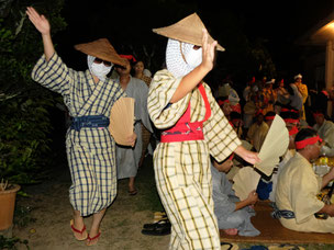 夜を徹し三線や笛太鼓の一行が家々を回った