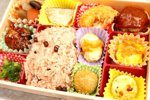 赤飯弁当　　1520円（税込）