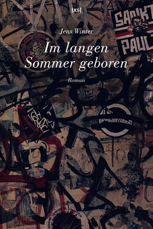 Das Cover von Im langen Sommer geboren zeigt eine Wand mit Graffiti und Aufklebern.