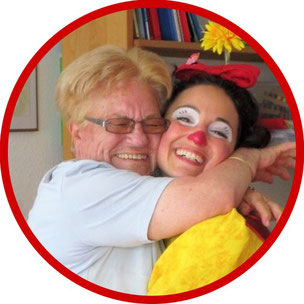 Auf einer Demenzstation in Stuttgart bekommt ein Bewohner Besuch von der therapeutischen Clownin Erna Blümle