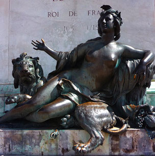 Allégorie de La Saône par Nicolas Coustou sur le socle de la statue de Louis XIV place Bellecour. Elle sera déplacée avec son compagnon le Rhône au Musée des Beaux-Arts de Lyon à une date encore indéterminée.