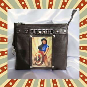 Lederclutch mit Reissverschluss und Bild von Bettie Page