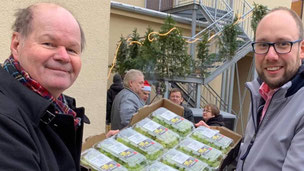 Frank Wyszkowski übergibt 500 Kg Obst, Nudeln und Reis an die Bernburger Tafel