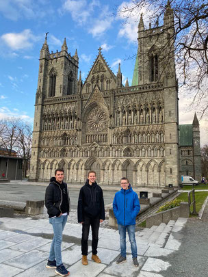 Philipp, Lasse und Thomas vor dem Nidarosdom in Trondheim