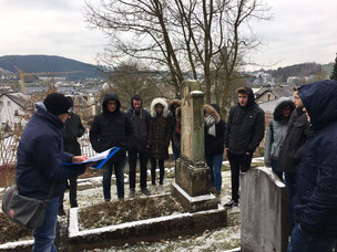 Eine Besuchergruppe auf dem Jüdischen Friedhof in Attendorn