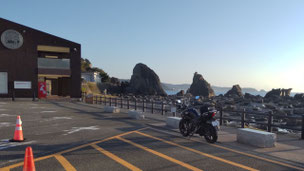 P-08　早朝の道の駅「橋杭岩」