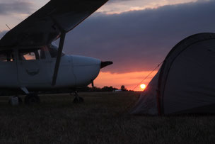 Sunset in Wershofen, tent onder de vleugel (Foto: Janós Wágner)