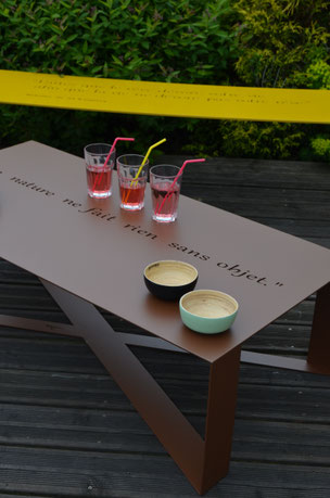 ©IDFER, table basse T-Steel Happiness personnalisable par la couleur et la citation positive