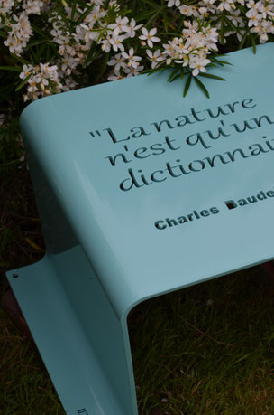 ©IDfer, tabouret Urbansteel Happiness, citation philosophique découpée au laser