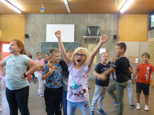 jubelndes Mädchen im Klassenzimmer