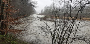 Blick auf die Agger bei Hochwasser (cw)