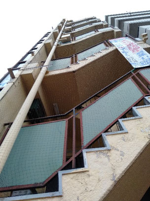 鳩フン被害の共用階段　階段全体を鳩よけネットで対策