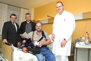 Ein Projekt von vielen: 2007 spendete der Förderkreis der Kreisklinik zwei Schmerzpumpen im Wert von 5400 Euro. Förderkreisvorsitzender Anton Nagel (l.) übergab die Geräte an Klinikvorstand Werner Rupp und den Chefarzt der Anästhesieabteilung.