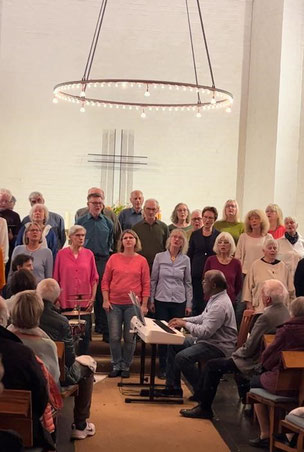 der Gospelchor "Soul & More" in der Heilig-Kreuz-Kirche in Börnsen