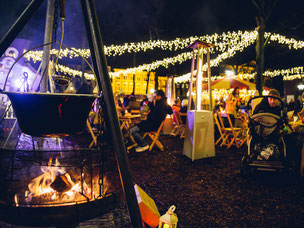 Offenes Feuer und Lichterketten während der Royal Christmas Fair in Den Haag