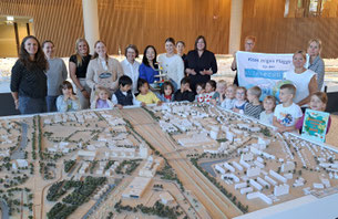 Umweltsenatorin Katharina Fegebank sowie Vertreterinnen der Leitstelle Klima, des Amtes für Familie, der Save Our Future Umweltstiftung und 15 Kinder und Erzieherinnen aus drei Kitas stehen an einem Stadtmodells