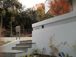秋の門周り モミジの紅葉が美しい