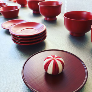 根来塗り姿見と違棚