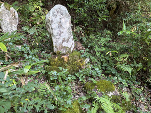 自然石+台石 据付け　（右側）