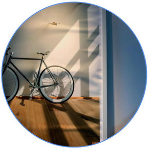 vélo noir dans une pièce d'appartement