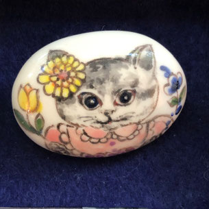 ないとうけいこ 猫ブローチC ¥2,500 絵付け陶器 40㎜×20㎜