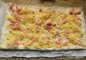 Blätterteigschnecken: Teigplatte mit Creme Fraiche, Schinken und Käse