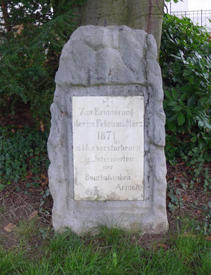 der Gedenkstein bei der katholischen Kirche