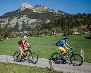 Radfahrer auf dem Radweg in Altaussee mit dem Loser-Berg im Hintergrund
