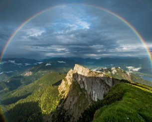 Regenbogen über dem Wolfgangsee und dem Schafberg im Salzkammergut bei wechselhaftem Wetter