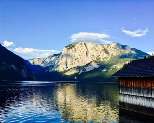 Bootshütte am Altausseersee mit Blick auf die Trisselwand im Salzkammergut
